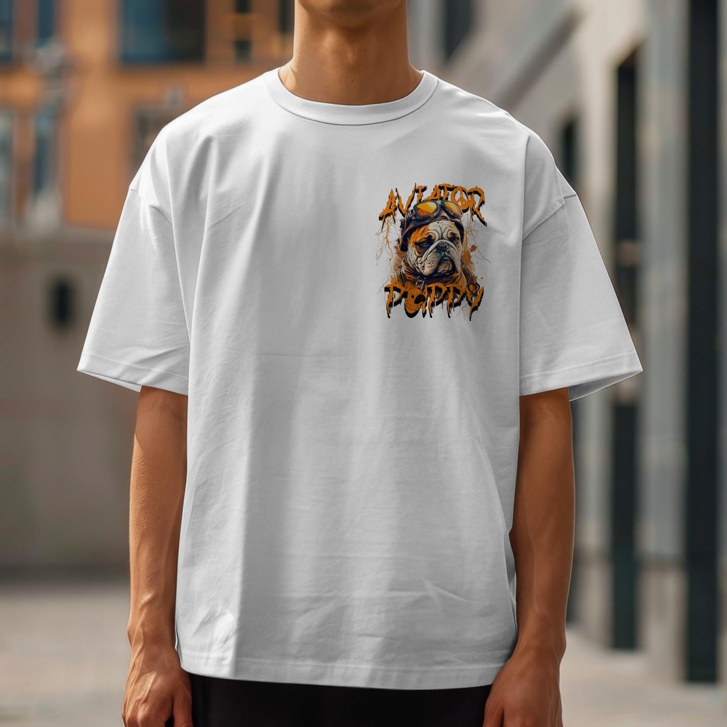 Chico joven vistiendo camiseta oversize blanca con diseño Aviator Puppy en una calle urbana
