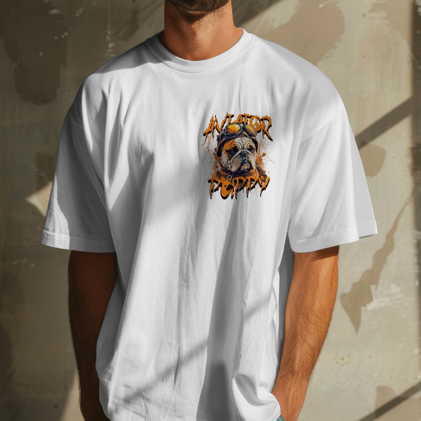 Chico con camiseta oversize blanca Aviator Puppy en interior con luz natural