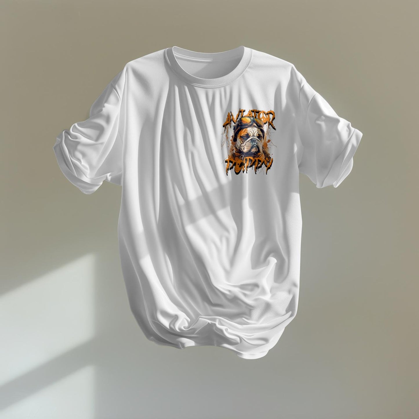 Camiseta blanca doblada con diseño Aviator Puppy de bulldog aviador en el pecho