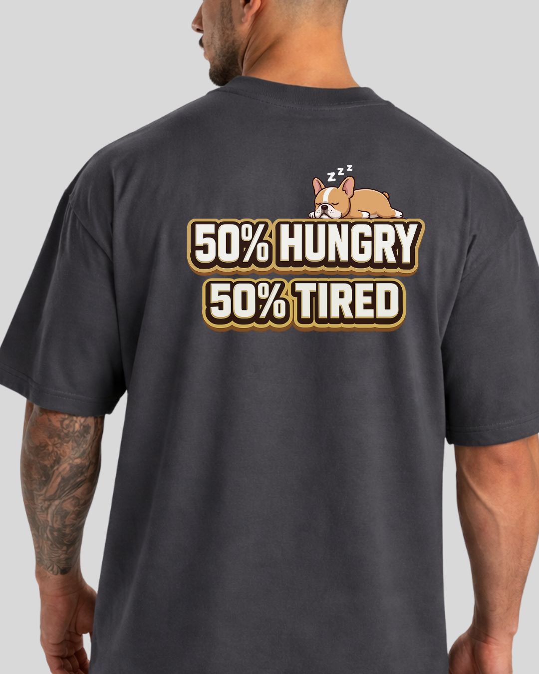 Camiseta Oversize Unisex Gris oscuro “50% Hungry 50% Tired” – MIRA QUE FIT
