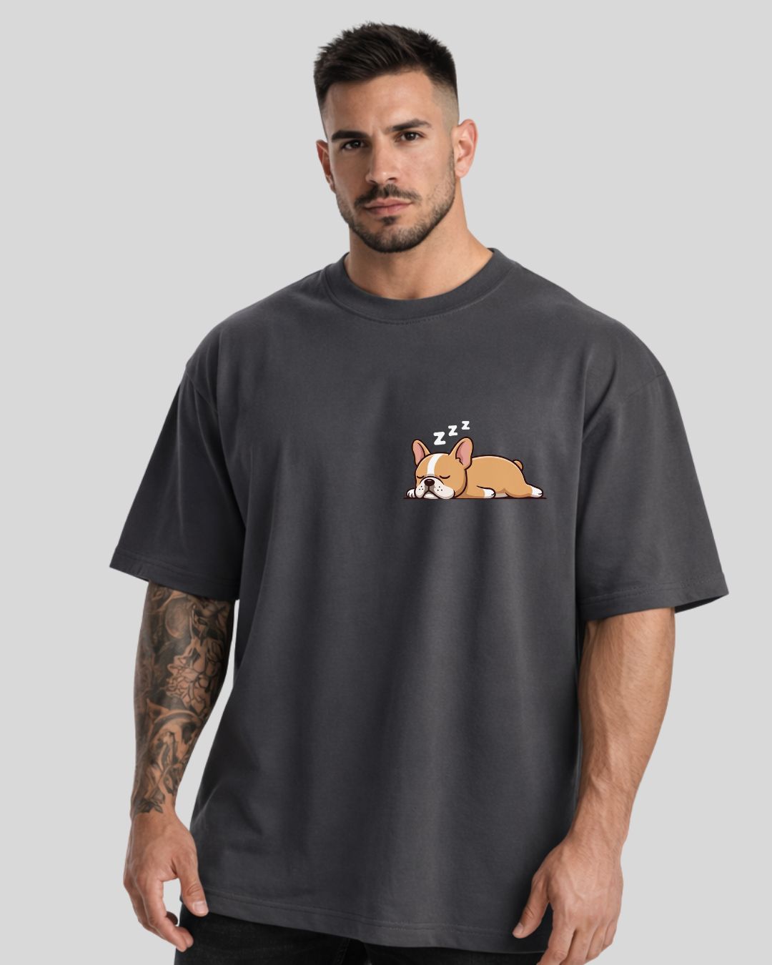 Camiseta Oversize Unisex Gris oscuro “50% Hungry 50% Tired” – MIRA QUE FIT