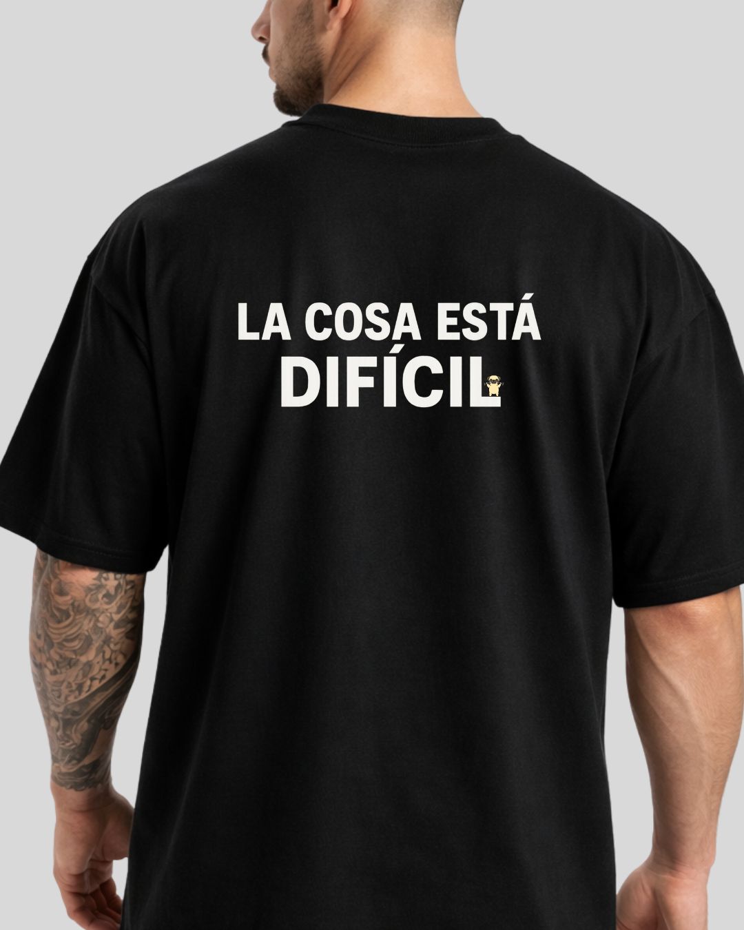 Camiseta Oversize Unisex Negra “La cosa está difícil” – Pug Gym Mira Qué Fit