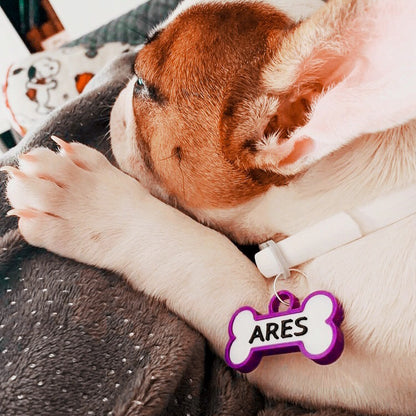 Badge violet en forme d'os