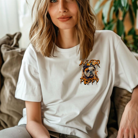 Chica sentada en sofá luciendo camiseta oversize blanca con diseño Aviator Puppy de bulldog aviador