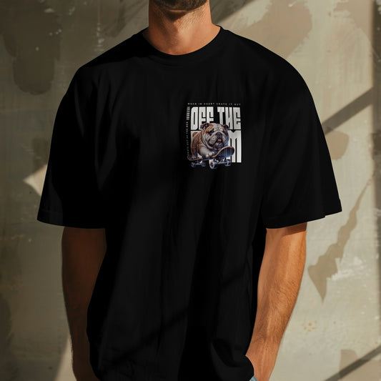 Hombre con camiseta bulldog skater en sombra – streetwear con estilo canino
