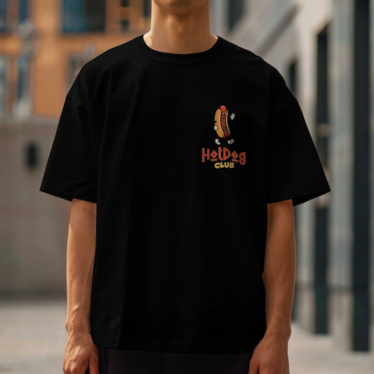 Camiseta negra Hot Dog Club de Mira Que Guau con diseño divertido, modelo en sombra interior