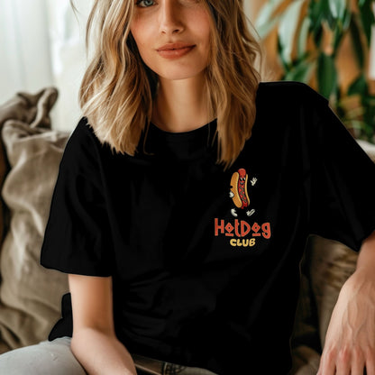 Chica sentada luciendo camiseta Hot Dog Club de Mira Que Guau con diseño frontal colorido
