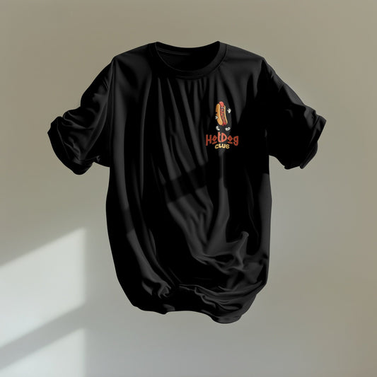 Camiseta Hot Dog Club de Mira Que Guau colgada en interior con luz natural