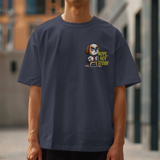 Camiseta azul marino con diseño de perro enfadado y frase Nope, Not Today - Mira Que Guau