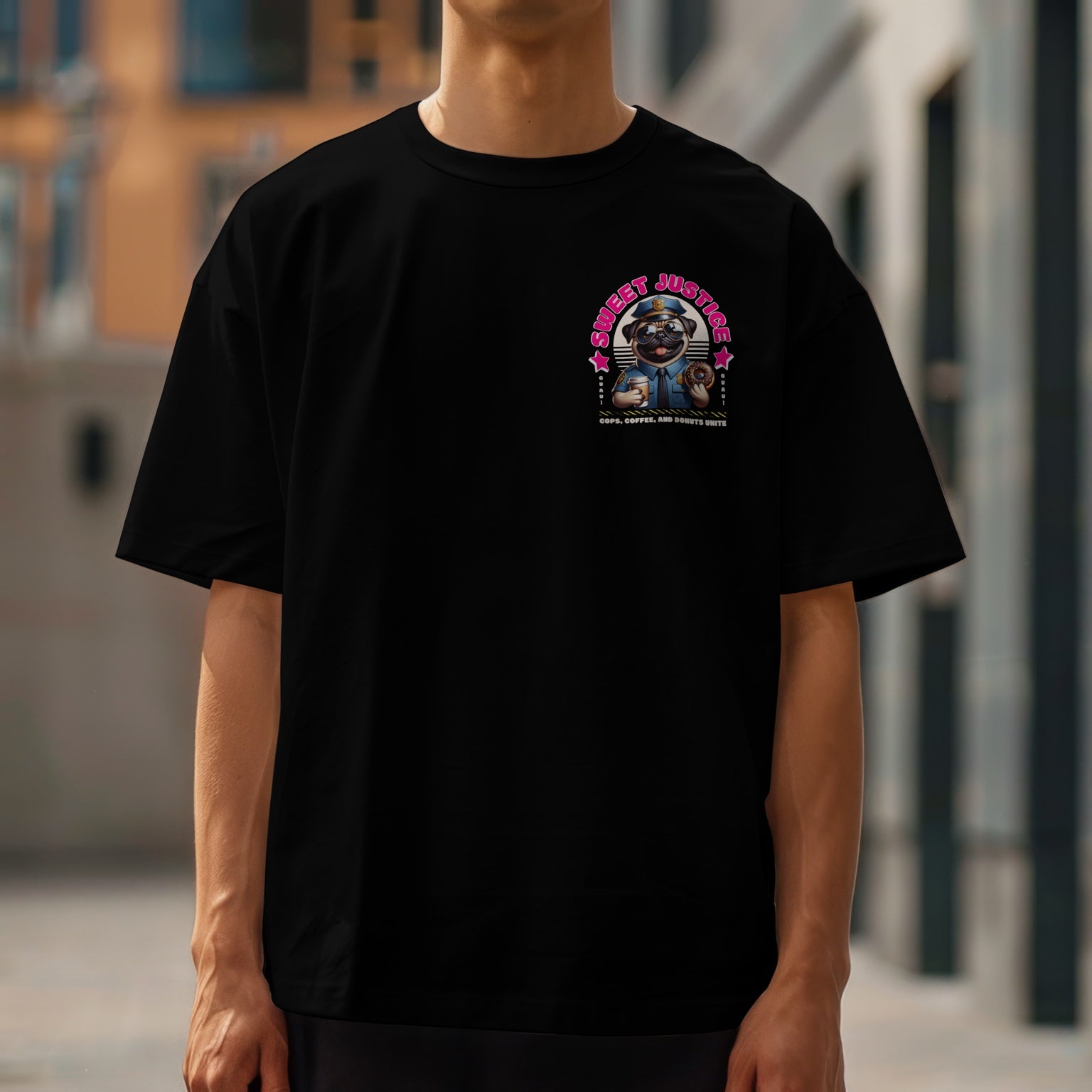 Chico con camiseta negra Sweet Justice caminando por la ciudad, diseño pug policía Mira Qué Guau