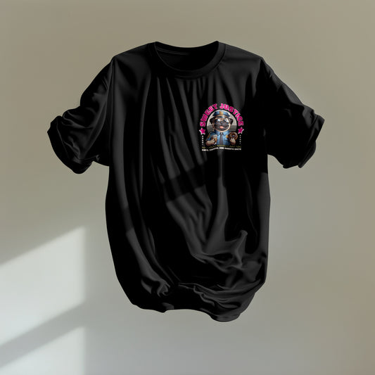 Camiseta negra Sweet Justice colgada con diseño de perro policía de Mira Qué Guau