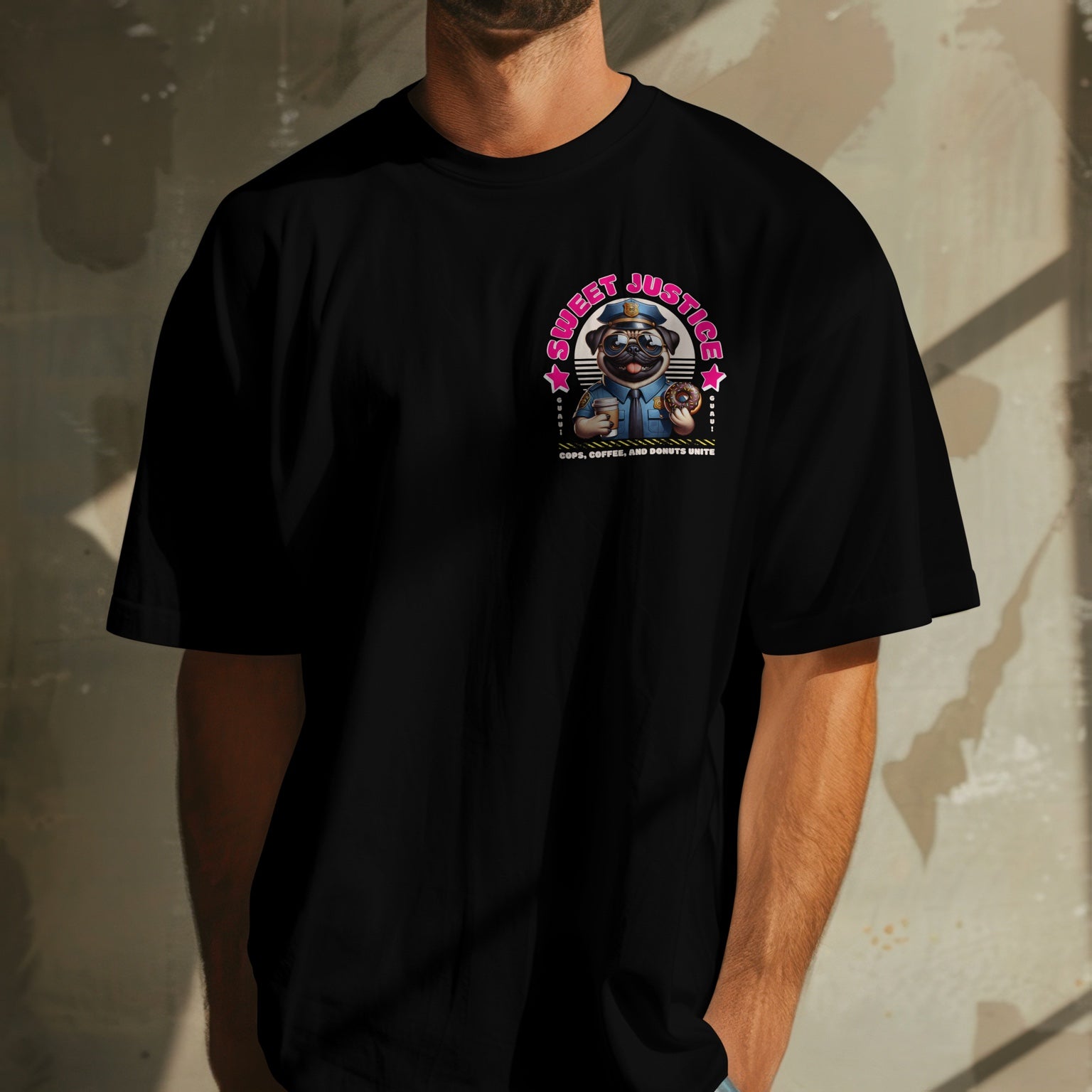 Camiseta negra Sweet Justice colgada con diseño de perro policía de Mira Qué Guau