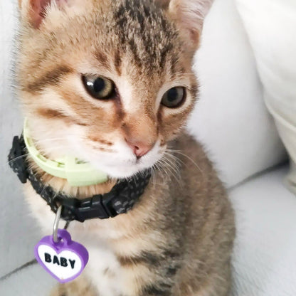 Badge violet en forme de cœur