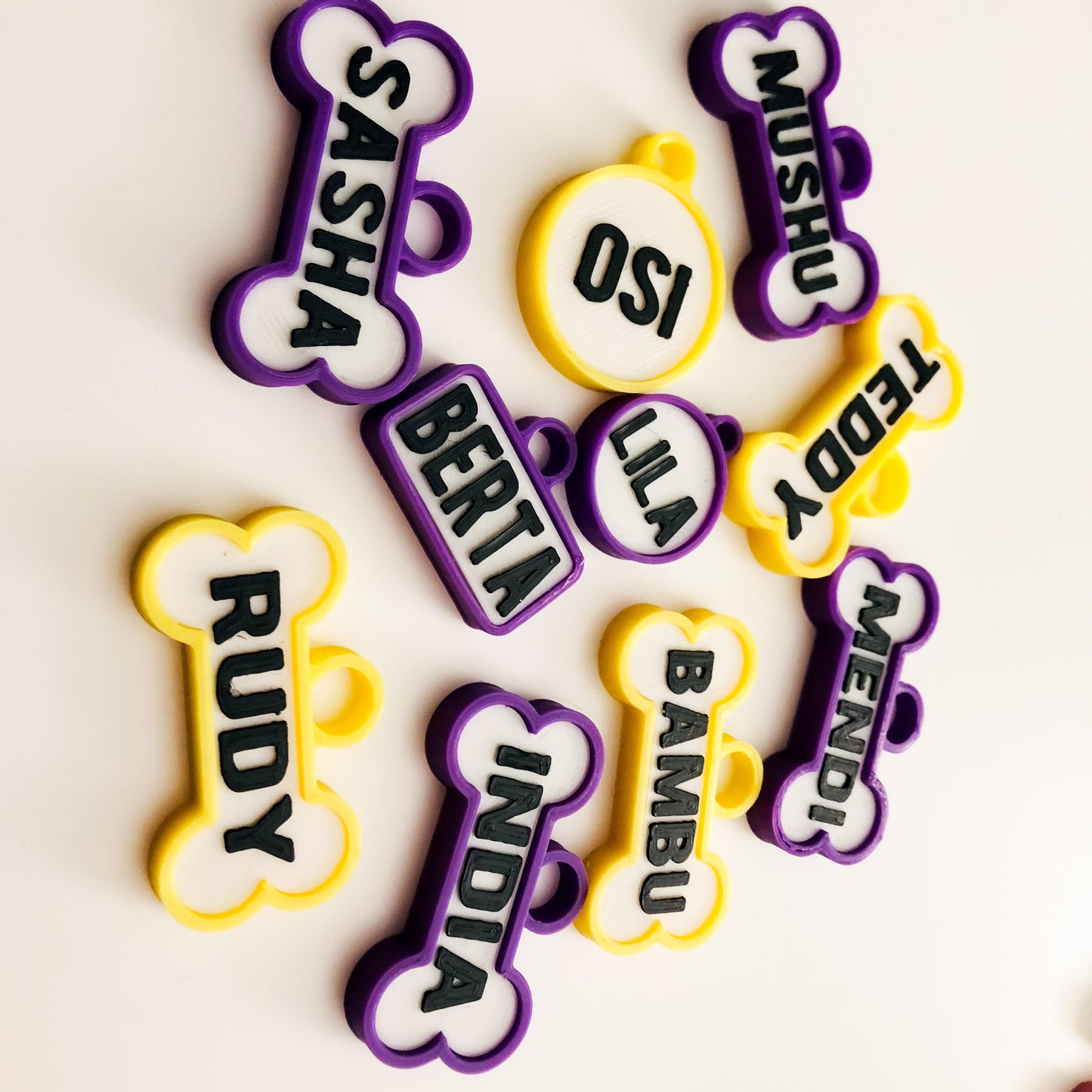 Badge Scooby jaune en forme de losange