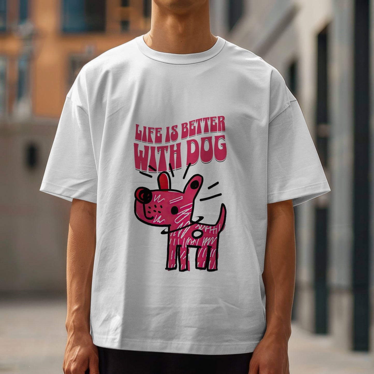 camiseta blanca con diseño 'Life is better with dog', hombre en entorno urbano