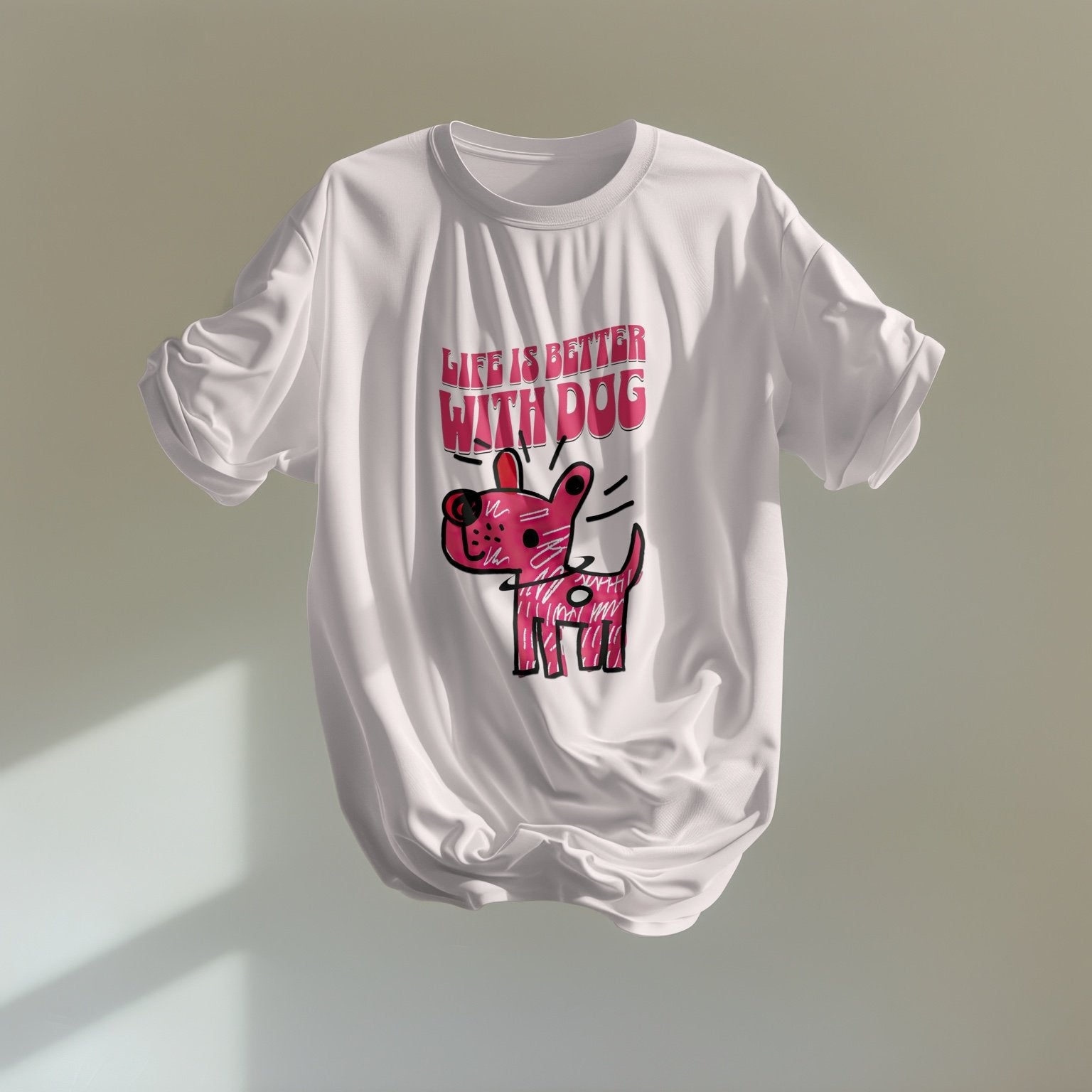 camiseta blanca con diseño 'Life is better with dog', prenda colgada con luz natural