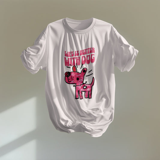 camiseta blanca con diseño 'Life is better with dog', prenda colgada con luz natural