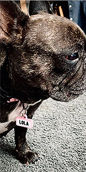 Lola con su chapita Mira Qué Guau!