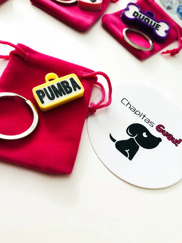 Chapita de perro de Pumba con su bolsita y la tarjeta de Chapitas Guau