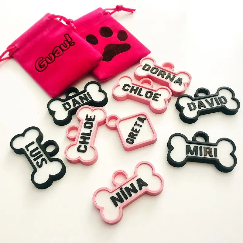 Chapitas de perro negras y rosas con su bolsita Guau: Chloe, Nina, Greta, Dorna y David
