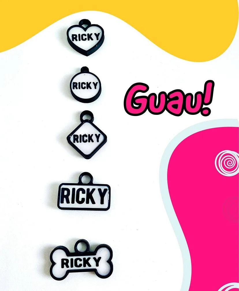 Cinco chapitas con el nombre RICKY en formas de corazón, círculo, rombo, rectángulo y hueso, junto al texto «Guau!».